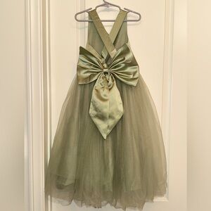 Elegant Green Tulle Dress with Bow